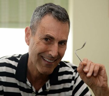 スプーン曲げを披露するユリ・ゲラー氏