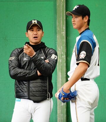 大谷(右)を指導する日本ハム・黒木コーチ（２０１４年）