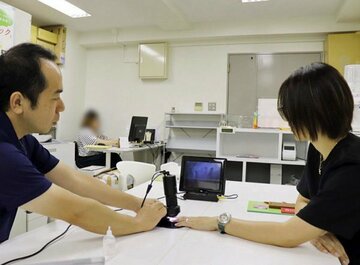  血管美人は採血なし、モニターで毛細血管を観察できる点が特長