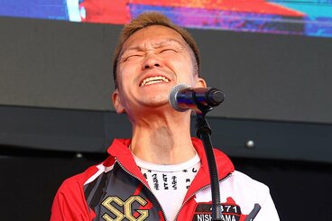 オープニングセレモニーから悲しい？表情の西山貴浩