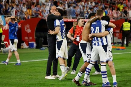 監督にハグされる久保（ロイター）