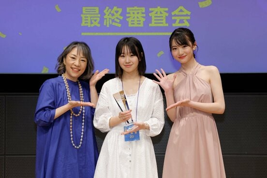 星乃あんな(左)とグランプリの村田樹里さんと歌手の武内千佳(右)