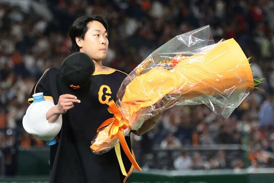 記録を更新し花束を受け取った山崎伊織