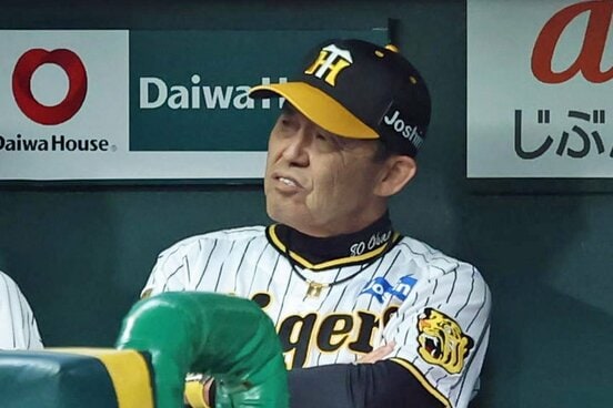 ベンチで厳しい表情の岡田監督