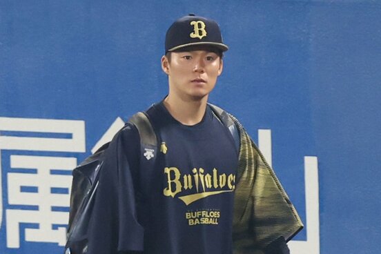 神妙な表情で球場を後にするオリックス・山本