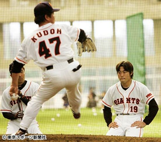  ２００５年２月、工藤（手前）の投球練習を正座して見つめる上原（右）