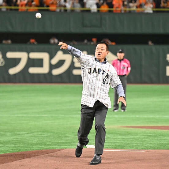 始球式に登場した原辰徳氏