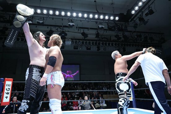 次期挑戦者組を前に勝ち誇るOSKAR(左端)とYuto-Ice(左から3人目)