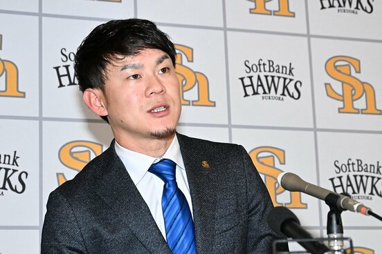 契約を更改し会見する牧原大成