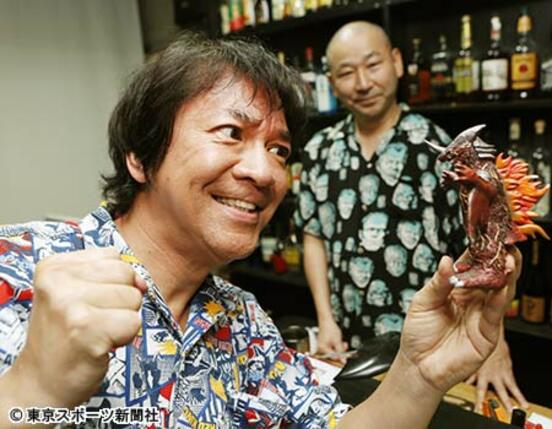 スペインの映画祭に呼ばれた河崎実監督(手前)とウクレレえいじ