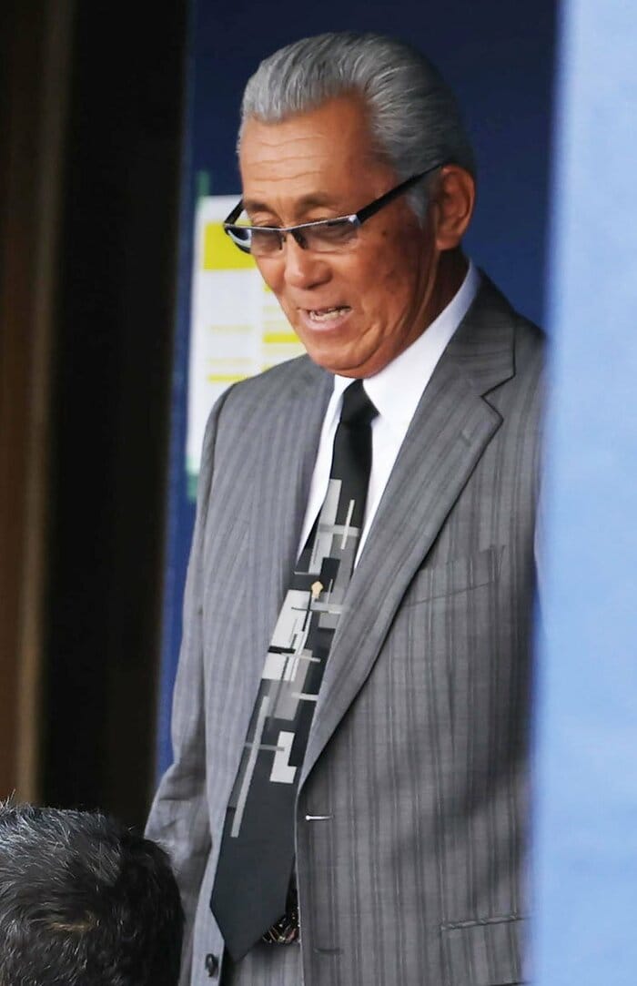 森繁和氏のネクタイの中央に、変わった模様?が…