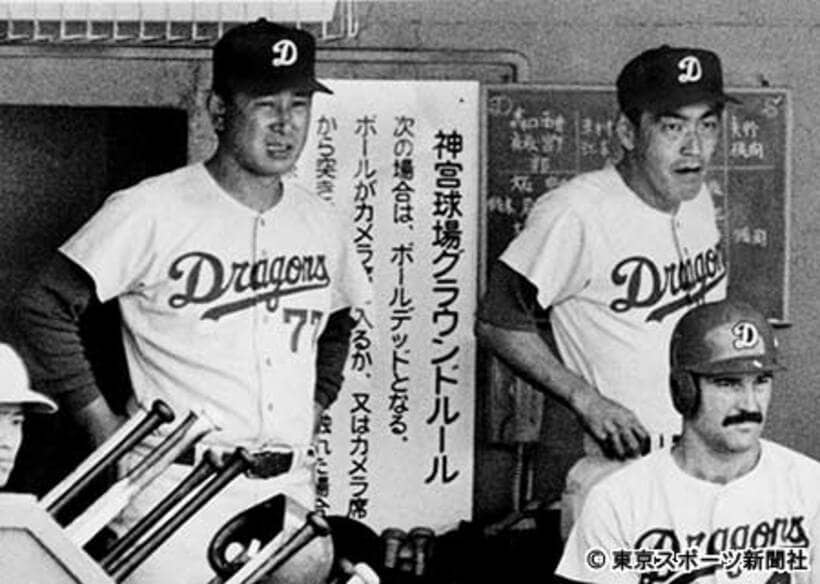  １９８７年６月、ベンチで戦況を見つめる星野氏（左）と宇野氏