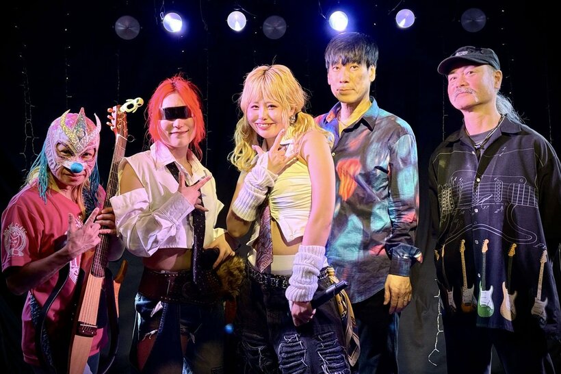 左からコマンド ボリショイ、５％BERMUDAのJUNAと福永ありさ、濵地毅、石坂和弘