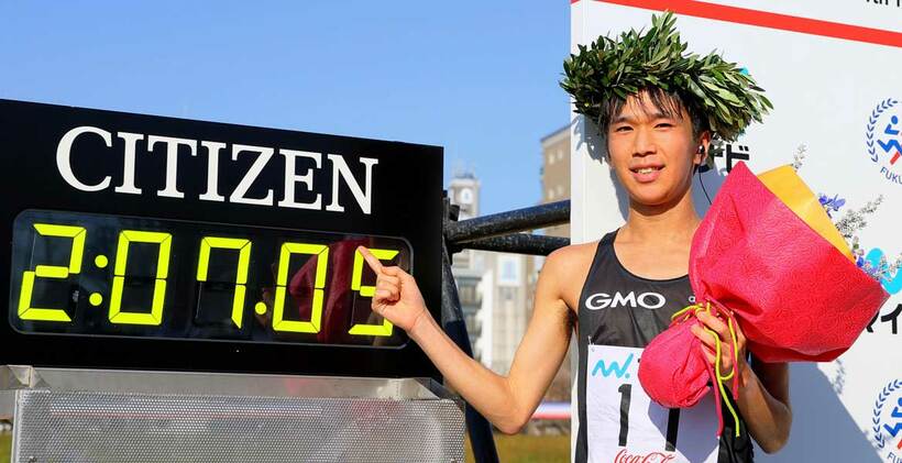  優勝タイムと記念写真に納まる吉田祐也(代表撮影)
