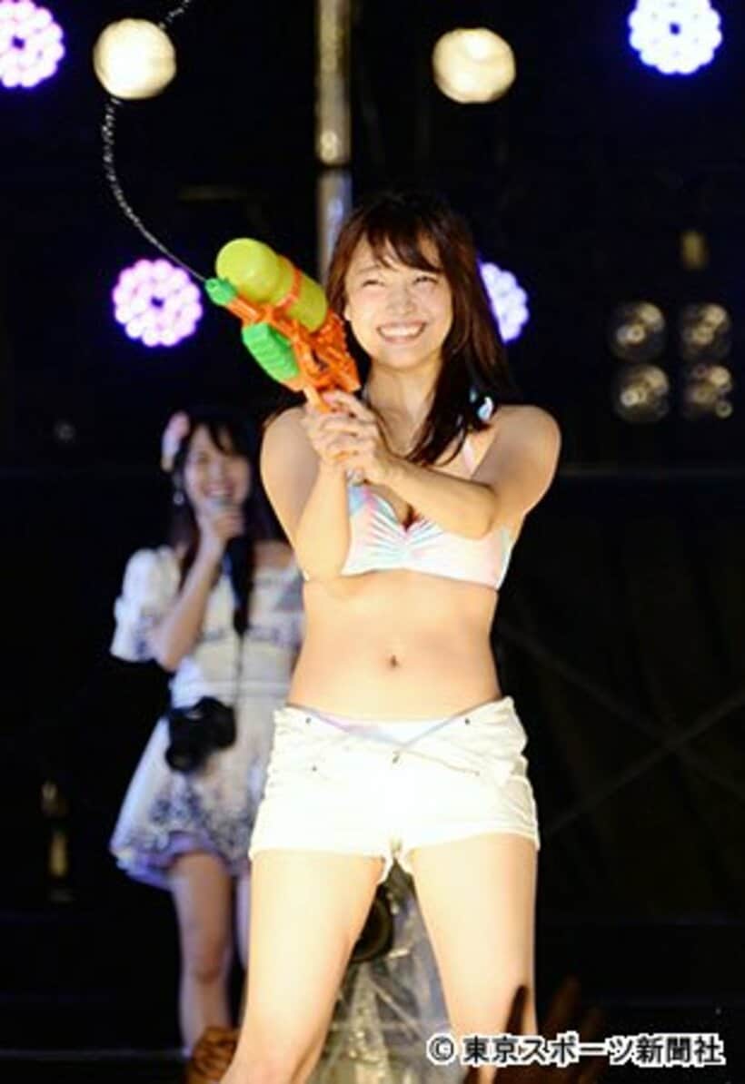水着姿を披露したＳＫＥ４８の二村春香