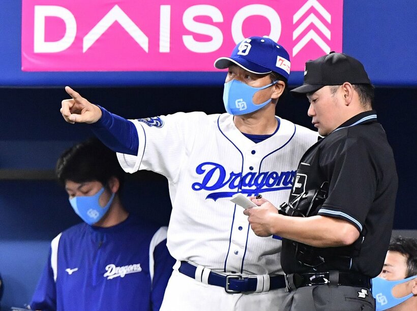  今季も終盤に調子を上げてきた中日・与田監督(中)