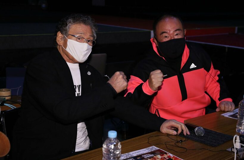  解説席で元気な様子を見せた天龍（左）と越中