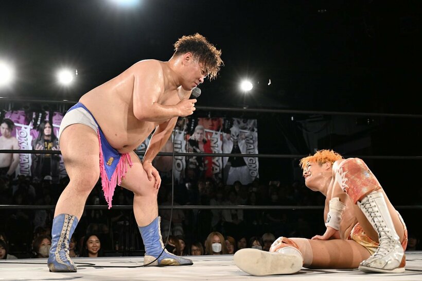 試合後にマイクを持った男色ディーノ（左）と宮脇純太