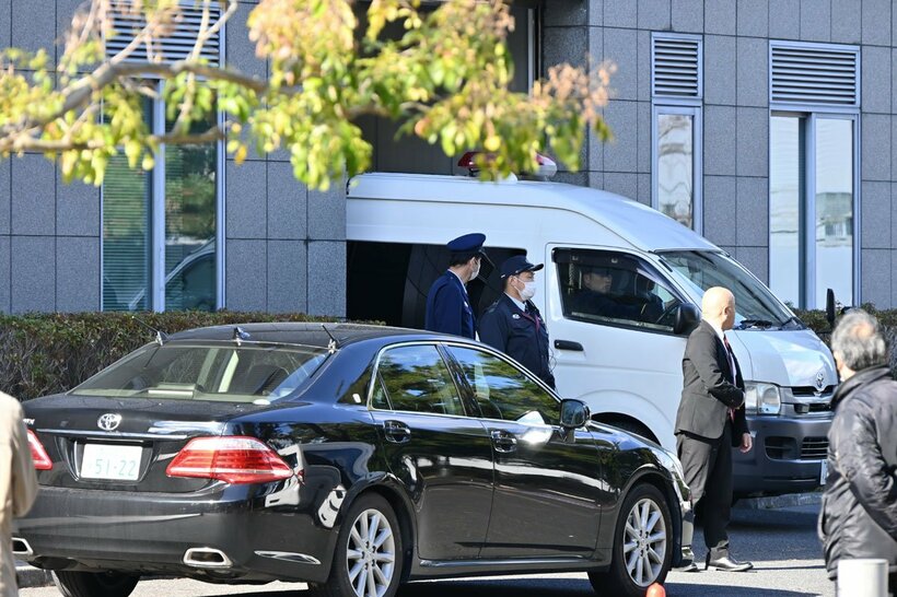 奈良地裁に入る山上被告を乗せた車