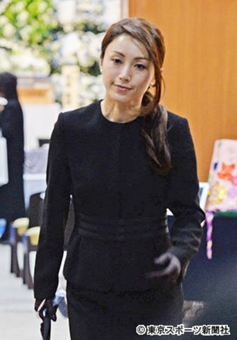 弔問に訪れた酒井法子