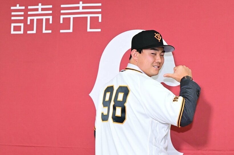 背番号「９８」を披露した小笠原慎之介
