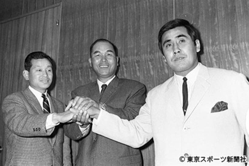 村山実（右）と吉田義男（左）のコーチ兼任を発表する後藤監督（１９６８年１１月）