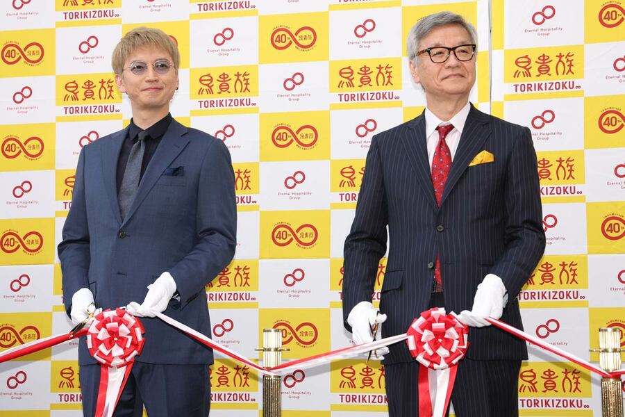 鳥貴族１号店復活プロジェクトに登壇した大倉忠司社長（右）と息子の大倉忠義