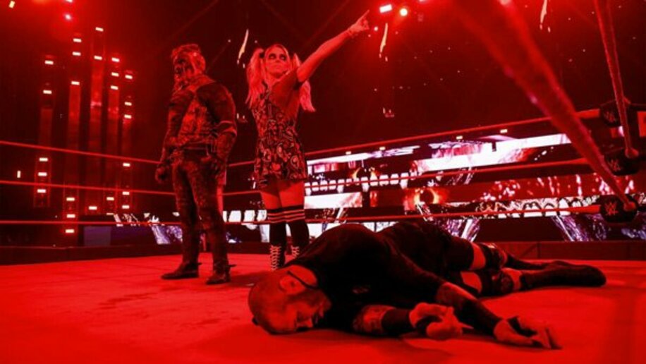  失神状態のランディ・オートンの横でブレイ・ワイアット（左）とアレクサ・ブリス（中）は祭典での対戦を表明した(©2021 WWE, Inc. All Rights Reserved.)