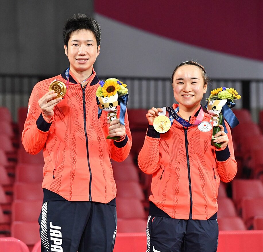  東京五輪の混合ダブルスで水谷(左)とともに金メダルを獲得した伊藤（東スポWeb）