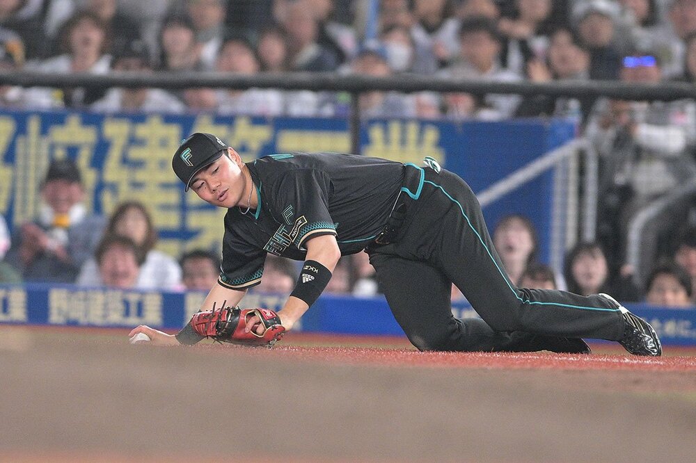 １４日のロッテ戦で失策する清宮幸太郎