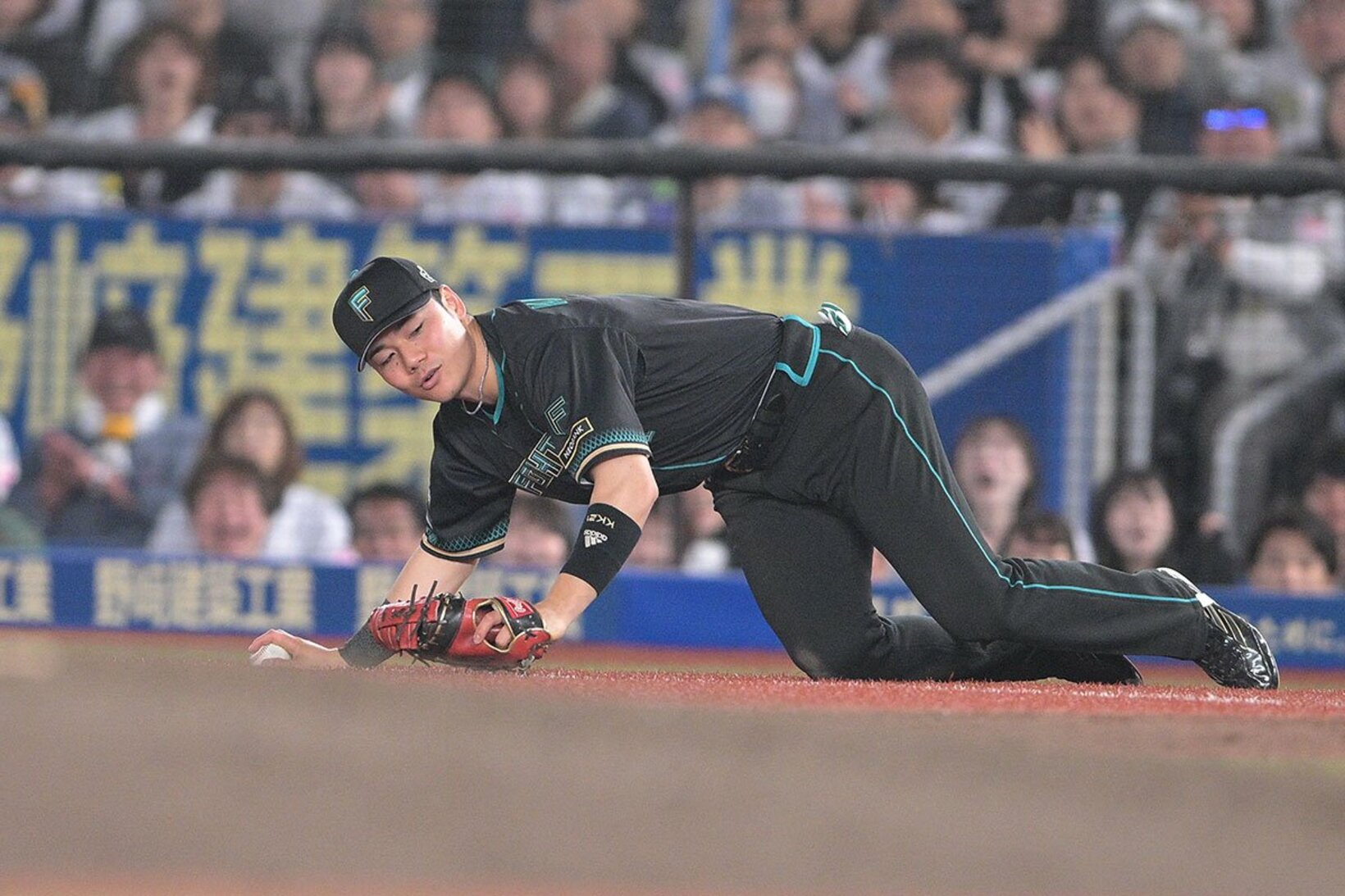 １４日のロッテ戦で失策する清宮幸太郎