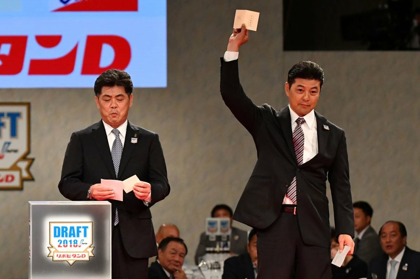 広島・緒方孝市が小園海斗を抽選で引いて交渉権獲得し、渋い表情の工藤公康監督（２０１８年）
