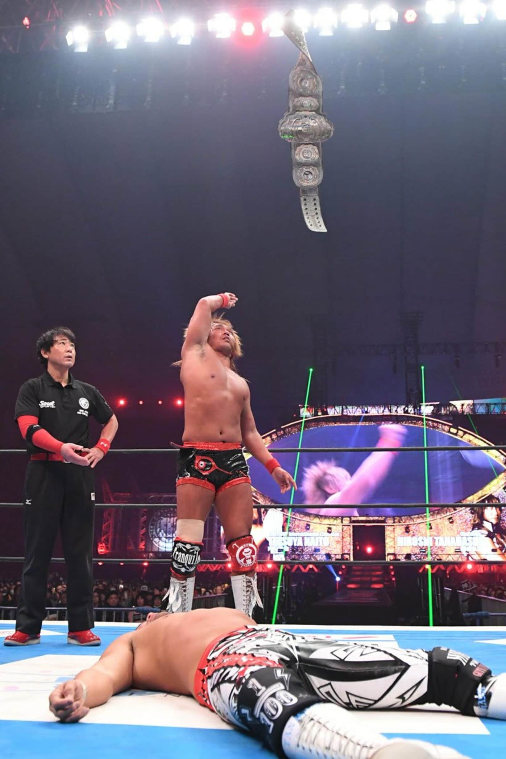 勝った内藤哲也はベルトを放り投げた（17年1月）