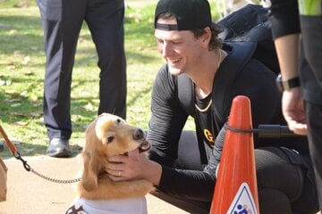 犬をなでるフォレスト・ウィットリー投手