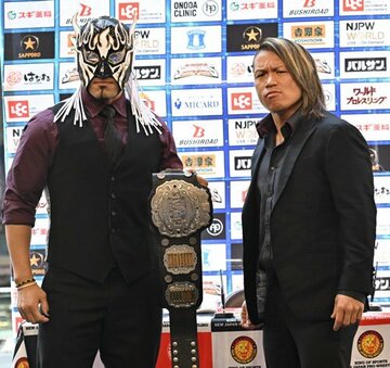  調印式を終えたエル・デスペラード（左）と石森太二-（新日本プロレス提供）