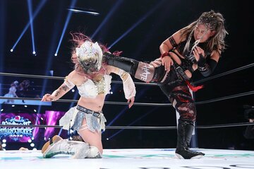 スプレーで黒に染めたスターライト・キッドの頭部に、エグいキックを連発した小波