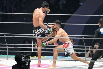 サトシ・ソウザ(右)をカウンターで一撃ＫＯしたノジモフの右ヒザ