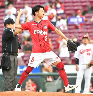  真っ赤なユニフォームで始球式に臨んだ川辺