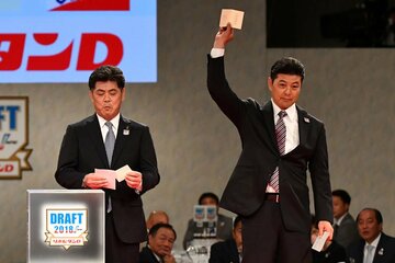 広島・緒方孝市が小園海斗を抽選で引いて交渉権獲得し、渋い表情の工藤公康監督（２０１８年）