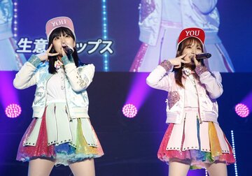  田中美久（左）と矢吹奈子-（ⒸＭｅｒｃｕｒｙ）