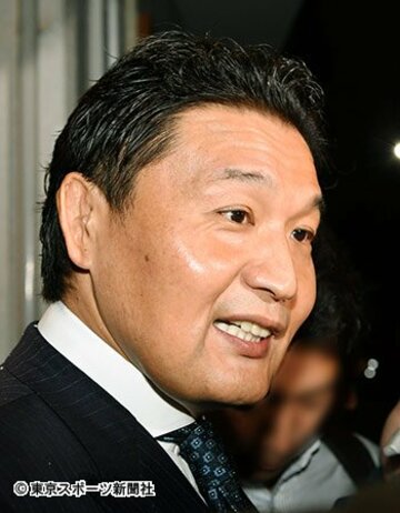  部屋の前で取材を受けた貴乃花親方はすっきりした表情