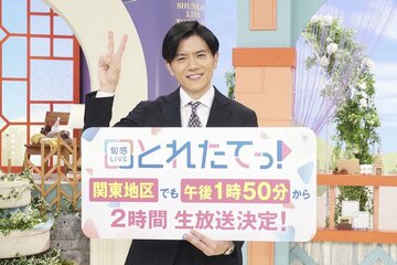 ピースサインをする青木源太