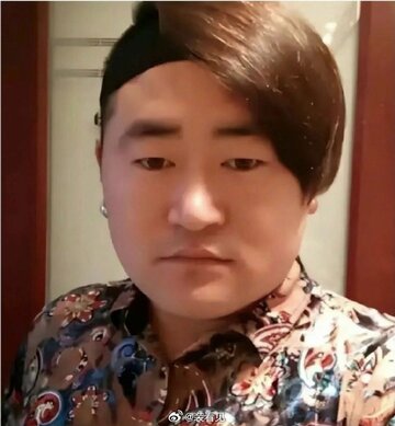 中国人映画監督を名乗る顔十六（微博から）