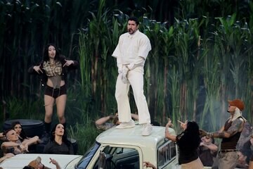 スーパーボウルのハーフタイムショーに登場したバッド・バニー（ロイター）