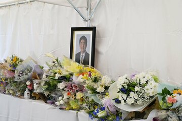 近鉄大和西大寺駅近くに設置された安倍晋三氏の献花台
