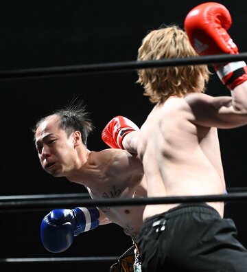 はてにゃん（右）にＫＯ勝ちした竹ノ内社長