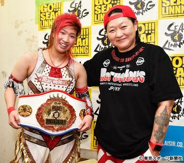  長与（右）に祝福される新王者の彩羽