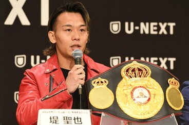 自身のベルトを前に置いて記者会見を行う堤聖也