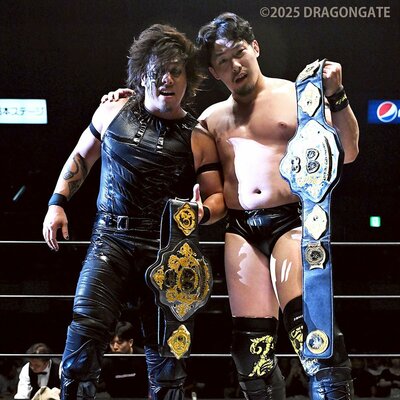 写真：【ドラゴンゲート】ジェイソン・リー＆箕浦康太〝悪の手〟で