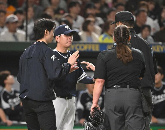 判定に抗議するリュ・ジヒョン監督（中）